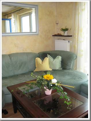 0004_a004  wohnzimmer mit gruenem sofa.jpg